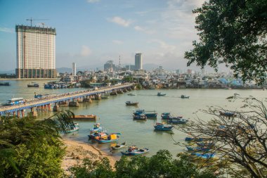 Vietnam, Nha Trang - 20 Mart 2017: Vietnam 'da popüler bir turizm merkezi olan Nha Trang şehrinin panoramik gündüz manzarası. Vietnam 'daki Nha Trang marinasında balıkçı tekneleri.