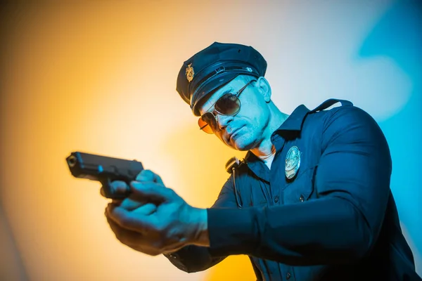 Rozzlobený Policista Pistolí Ruce Policista — Stock fotografie