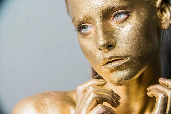 Krásná Modelka Zlatá Metalická Pleť Make — Stock fotografie