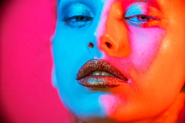 Modelka Metaliczne Srebrne Usta Twarz Kobieta Neon Niebieskie Fioletowe Światła — Zdjęcie stockowe