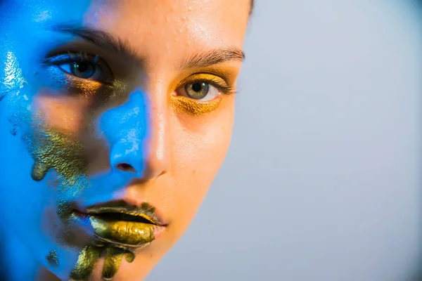 Modèle Mode Métal Argent Lèvres Visage Femme Néon Lumières Bleues — Photo