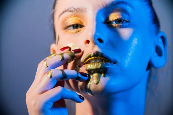 Modèle Mode Métal Argent Lèvres Visage Femme Néon Lumières Bleues — Photo