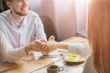 Randevusu olan bir adam bir kıza yüzük verir.