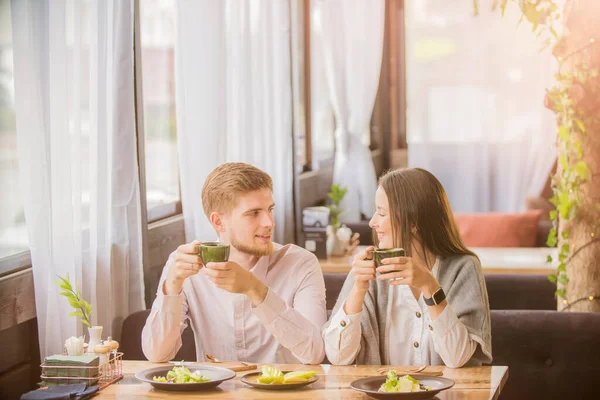 恋爱中的情侣在咖啡店约会 — 图库照片