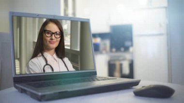 Sağlık hizmeti konsepti, bilgisayardaki doktorla çevrimiçi konsültasyon, kadın hemşireye danışmanlık.