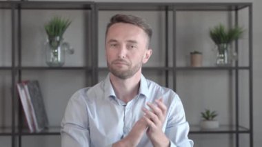 Neşeli genç adamın portresi Alkışlıyor, alkışlıyor