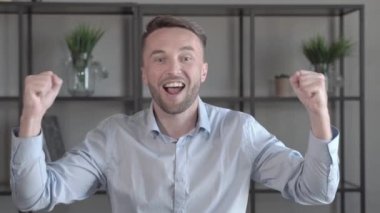 heyecanlı milenyum işadamı evet diye bağırıyor kazanmaya tepki veriyor