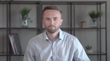 Öfkeli Orta Çağ İşadamının Çığlığı