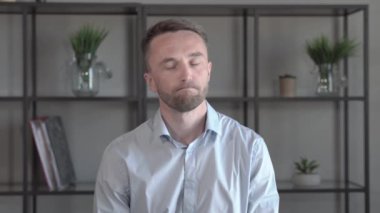 İş adamının portresi kafa sallayarak hayır diyor.