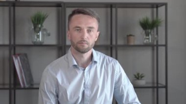 İşadamının Portresi, Şaşırmış Adam