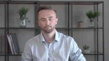 İş adamının portresi kafa sallayarak hayır diyor.