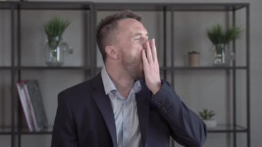 Uykucu Adam Esneme Portresi