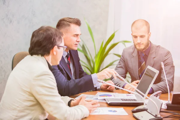 Empresarios Reunidos Oficina Discutiendo Planificando Concepto — Foto de Stock