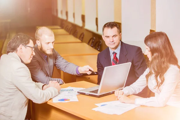 Reunião Empresários Escritório Discutindo Planejando Conceito — Fotografia de Stock