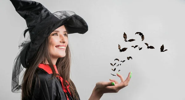 Junge Frau Hexen Halloween Kostüm Mit Hut Stehend Und Lächelnd — Stockfoto