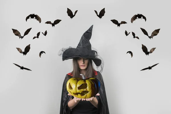 Junge Frau Hexen Halloween Kostüm Mit Hut Stehend Und Lächelnd — Stockfoto