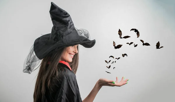 Giovane Donna Costume Strega Halloween Con Cappello Piedi Sorridente Sfondo — Foto Stock