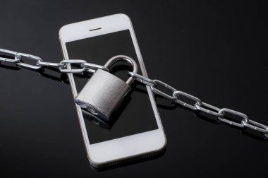 zincir ve kilit ile beyaz cep telefonu