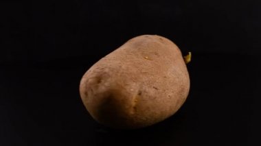 patates siyah bir arka plan üzerinde dönen