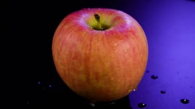 siyah bir arka plan üzerinde elma iplik