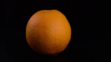 turuncu siyah bir arka plan üzerinde iplik