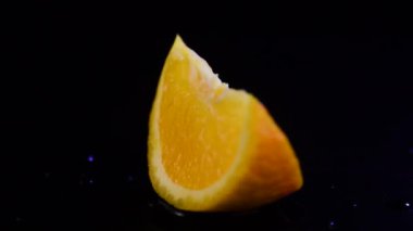 turuncu siyah bir arka plan üzerinde iplik