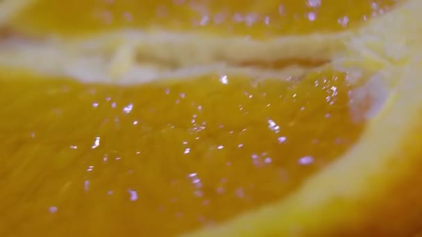 Naranja girando sobre un fondo negro — Vídeos de Stock
