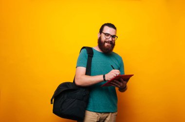 Tablet üzerinde çalışan mutlu genç adam