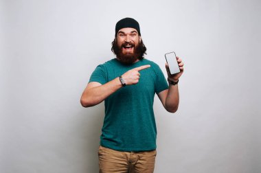 Telefon işaret eden sakallı hayran adam
