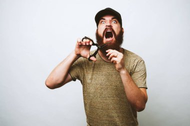 Sakalını kesme ve çığlık öfkeli adam