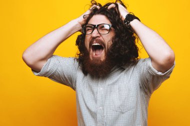 Genç erkek gömlek çığlık içinde sakallı 