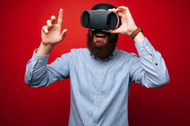 Mutlu sakallı adam rahat çalışırken yeni Vr deneyim