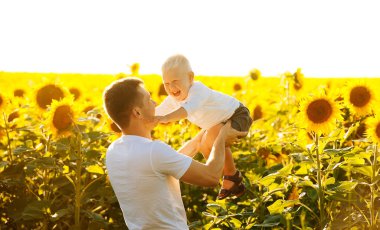 Baba ve oğul gülen ve having fun günbatımında