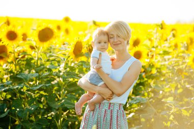 Mutlu genç anne bebek oğlu ile