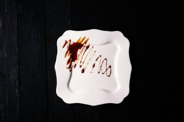 Beyaz plaka ile sosu, lekeleri, siyah Ahşap Masa üzeri yağlıboya