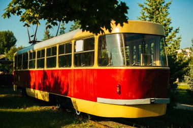 Gün batımında Vintage tramvay