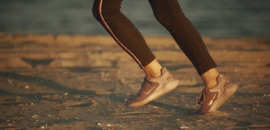 Ukrayna, Primorskoe, Eylül / 13 / 2018, Nike ayakkabı kaçan kız görüntüsünü kapat