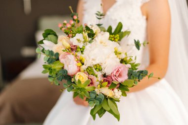 Gelinin elinde düğün buketi