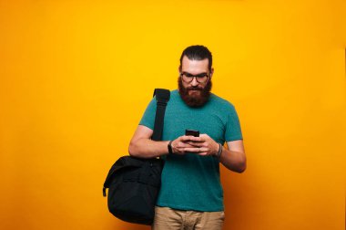 Sakallı adam telefonda arıyorum 