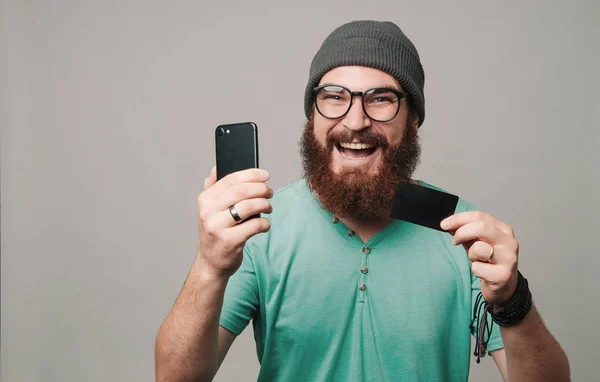 Joven Barbudo Hombre Feliz Con Compras Línea Por Teléfono Con —  Fotos de Stock