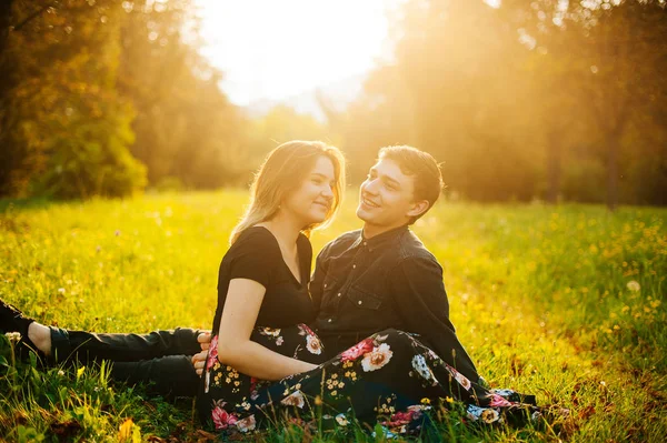 Boldog Romantikus Fiatal Pár Fűben Szabadtéri Napnyugtakor Mosolygó Gyönyörű Pár — Stock Fotó