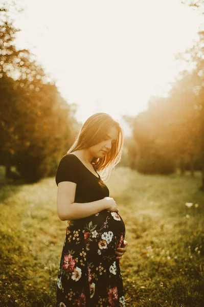 Счастливая Беременная Женщина Закате — стоковое фото