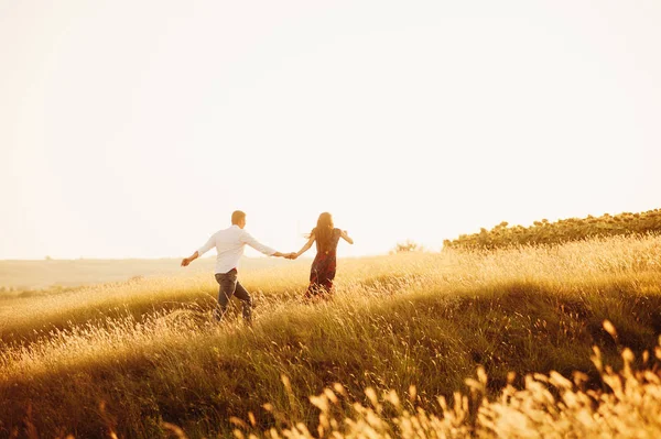 Glückliche Junge Schöne Paar Spaß Uotdoor Bei Sonnenuntergang — Stockfoto