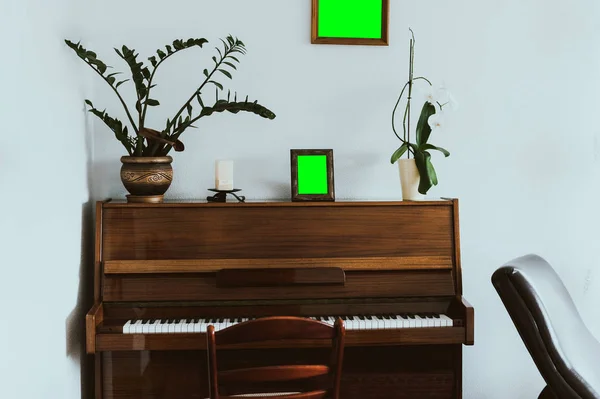 Gamla Piano Vintage Interiör Med Tomma Ramar Med Copyspace — Stockfoto