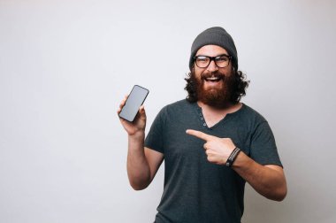 Gözlük takan ve telefon ekranında'na hayran sakallı adam 