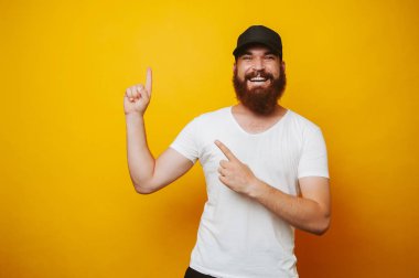 Beyaz boşaltmak t-shirt yukarıyı mutlu sakallı adam