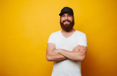 Adam wearig siyah kap ve beyaz tişört genç gülümseyen portresi sakallı