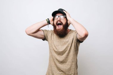 çığlık ağzı açık dostum, kafa elini tut, aşınma t-shirt, izole beyaz arka plan, kavram yüz duygu