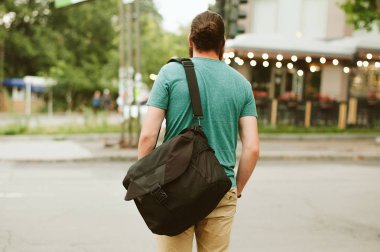 Karşıya geçmek için bekleyen adam