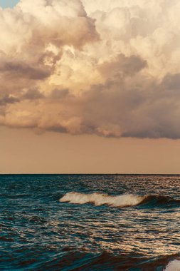 Güzel manzara deniz ve bulutlar